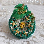 Bague Belle Emeraude brod&eacute;e avec un cabochon ovale en c&eacute;ramique repr&eacute;sentant une rose Jaune sur fond Blanc, un tissu l&eacute;ger de couleur Vert, des perles rondes nacr&eacute;es et des rocailles Dor&eacute;es