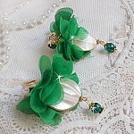 BO Belle Emeraude cr&eacute;&eacute;es avec nacres bomb&eacute;es, fleurs en tissu sur tulle de couleur vert &eacute;meraude, cristaux et dormeuses dor&eacute;es en laiton