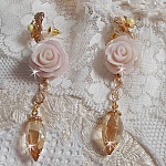 BO Bell&rsquo;issim Rose Violine avec des roses en r&eacute;sine, perles rondes nacr&eacute;es, gouttes Twisted Drop Cristal, intercalaires fa&ccedil;on infini et b&eacute;li&egrave;res en Plaqu&eacute; Or