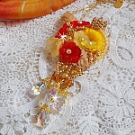 Pendentif Bouton d&rsquo;Or brod&eacute; avec du fil coton Jaune, fleurs, feuilles, rocailles, cristaux, cha&icirc;ne plaqu&eacute;e or, inspiration contemporaine.
