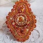 Bague Rumba brod&eacute;e avec un cabochon en Cristal de Swarovski Sunshine orn&eacute;e de facettes Cristal Jaune/Orange et Abricot &agrave; laquelle s'ajoute des chatons, rocailles Oranges et Dor&eacute;es sur bague Dor&eacute;e