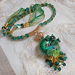 Collier Green Iris brod&eacute; avec du coton DMC Vert sur un anneau en bois avec fleurs Lucites, gouttes en cristal. Le tout est mont&eacute; avec perles rondes craquel&eacute;es, ruban organza et fermoir en argent 925