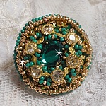 Bague Green Iris brod&eacute;e avec un cabochon Emeraude orn&eacute;e de chatons fleurs cristal sertis, rocailles Vert Opaque et Gold. Mont&eacute;s sur feutrine Verte et sur une bague plateau Dor&eacute;e, un style Contemporain