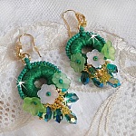 BO Green Iris brod&eacute;es avec du coton DMC Vert sur des anneaux en bois &agrave; laquelle s&rsquo;ajoute des gouttes en cristal, fleurs lucites et rocailles. Mont&eacute;s sur boucles en Laiton. Un style Contemporain !