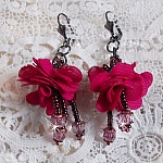 BO Belle H&eacute;l&egrave;ne cr&eacute;&eacute;es avec une fleur en tissu fuchsia, facettes Antique en verre, rocailles et dormeuses fleur de lys en laiton                    