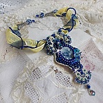 Pendentif Blue Palace Haute-Couture brod&eacute; avec cabochon r&eacute;sine, argent 925, rubans, rocailles et perles Cristal Swarovski