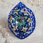 Bague Blue Palace brod&eacute;e avec un cabochon rond facett&eacute; Turquoise, des perles rondes nacr&eacute;es, estampe filigran&eacute;e, chatons, toupies en Cristal, rocailles et perles sur une bague filigran&eacute;e Argent&eacute;e