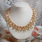 Collier Charmeuse Champagne Champagne avec des cristaux : perles nacr&eacute;es/toupies, gouttes en verre et rocailles. Aux couleurs Gold, P&ecirc;che, Jaune et Beige pour les beaux reflets du soleil. 