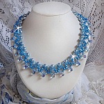 Collier Light Azur avec des perles nacr&eacute;es en cristal de Swarovski et des gouttes en verre