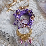 Pendentif Laureline brod&eacute; avec un fil 100% coton, fleurs lucites, perles nacr&eacute;es, rocailles verres et perles Cristal Swarovski
