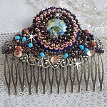 Peigne Bonjour Paris cabochon marbr&eacute; bleu/vert/&eacute;cru orn&eacute; de rocailles en verre dont la couleur dominante est le Violet. Mont&eacute;s sur un peigne Bronze m&eacute;tal avec des perles du Soleil. Un look city !