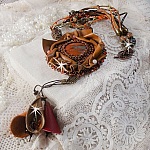 Collier Amber Romance avec un cabochon jaspe Picasso orn&eacute; de rocailles en verre, toupies de diff&eacute;rentes couleurs en cristal, perles de gemme Citrine, Agate et Jaspe Picasso. Mont&eacute;s sur du cuir
