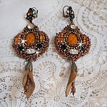 BO Amber Romance avec un cabochon en r&eacute;sine orn&eacute; de cristaux : navettes Topaz, Noir et Cristal avec rocailles. Le cuir compl&egrave;te les pendants avec des perles en Agate sur dormeuses. Un style Am&eacute;rindien