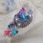 Pendentif Mademoiselle Bluse Haute Couture brod&eacute; avec dentelle Gris perl&eacute;, rubans : satin et organza, fleurs  en tissu &agrave; laquelle s&rsquo;ajoute des cristaux : perles nacr&eacute;es, navette et toupies