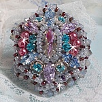 Bague Mademoiselle Bluse brod&eacute;e avec des navettes en Cristal : Tanzanite, Light Saphir et Cristal &agrave; laquelle s&rsquo;ajoute des chatons, toupies, perles rondes nacr&eacute;es Rose en verre et rocailles