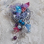 Broche Mademoiselle Bluse Haute Couture brod&eacute; avec dentelle Gris perl&eacute;, rubans : satin et organza, fleurs en tissu &agrave; laquelle s&rsquo;ajoute des cristaux : perles, navette, toupies et fleurs en r&eacute;sine