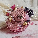 Bague Jardin Po&eacute;tique brod&eacute;e avec du lin Rose, une dentelle Violine des ann&eacute;es 1950, &eacute;tamines, toupie, perles rondes nacr&eacute;es Rose en Cristal, feuille Nacre Naturel, fleurs lucites, perles et rocailles