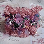 Bracelet Jardin Po&eacute;tique manchette brod&eacute; avec dentelle Vieux Rose, r&eacute;sille tubulaire, cristaux, fleurs et feuilles Lucites, fleurs givr&eacute;es R&eacute;sine, facettes, rocailles et perles rondes en Nacre