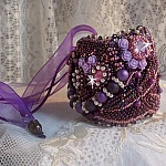 Bracelet Chinese Purple Stone manchette brod&eacute; de pierres fine : les Sugilites, des Cristaux de Swarovski, des rocailles et un ruban Organza Violet