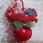 Broche Ombrelle Rubis brod&eacute;e avec un ruban de soie Rouge, des cristaux de Swarovski, des fleurs Lucite, des perles en verre de Boh&egrave;me et des rocailles