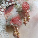 BO Douceur Poudr&eacute;e brod&eacute;es sur des cabochons dormeuses en Laiton avec du ruban velours, tulles, ruban Organza, &eacute;tamines, coupelles, cristaux, perles rondes en Verre et rocailles