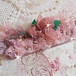 Bracelet Douceur Poudr&eacute;e manchette brod&eacute; avec une dentelle motif floral, ruban organza, tulles, n&oelig;uds, &eacute;tamines, sequins paillettes. La couleur dominante est le Rose &agrave; laquelle s&rsquo;ajoute des cristaux 