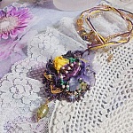 Pendentif Lady Romantique brod&eacute; avec une dentelle Violine ann&eacute;e 1950, cristaux, fleurs r&eacute;sine, perles en verre, &eacute;tamines, estampe Dor&eacute;e, rocailles et cha&icirc;ne en plaqu&eacute; Or pour une belle Lady