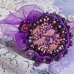 Bague Lady Romantique brod&eacute;e sur une bague Dor&eacute;e avec un cabochon tissu lin coton vieux Rose brod&eacute; de fleurs et branches en rocailles et bord&eacute; d&rsquo;un ruban organza Violet pour une tendresse romantique