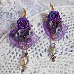 BO Lady Romantique brod&eacute;es sur un ruban organza Violet : fleurs en verre, rocailles, roses en r&eacute;sine Rose/Fuchsia sur des dormeuses. Les pendants en cristal affinent les boucles pour une belle Lady
