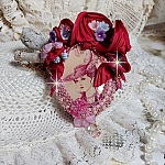Pendentif Pretty Lady brod&eacute; avec ruban de soie, cabochon ovale r&eacute;sine, perles cristal Swarovski, perles verre et cha&icirc;ne plaqu&eacute; or