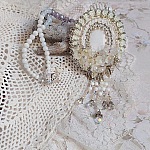 Pendentif Nuages Blancs brod&eacute; avec fleurs en r&eacute;sine, cabochon verre, perles de Jade, dentelle et perles cristal Swarovski