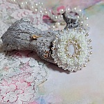 Bague Nuages Blancs brod&eacute;e avec une nacre naturel, roses r&eacute;sines, perles nacr&eacute;es, rocailles verres et bague rhodi&eacute;