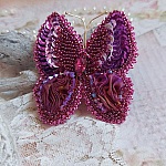 Broche Papillon Violine Fuchsia brod&eacute;e avec ruban de soie, sequins et perles cristal Swarovski