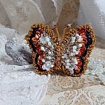 Broche Papillon Topaz brod&eacute;e avec perles de gemme en Nacre, rocailles, cuir vachette et perles cristal Swarovski