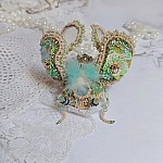 Broche Mouchon Terra Caramel brod&eacute; avec perles verres, sequins, dentelle et perles cristal Swarovski.