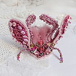 Broche Scarab&eacute;e Peony Pink brod&eacute;e avec rocailles, perles Cristal Swarovski, dentelle, perles verres, broche laiton