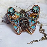 Pendentif Papillon Sauvage Ombr&eacute; brod&eacute; avec rocailles, sequins, strass et perles Cristal Swarovski
