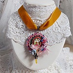 Pendentif Belle Classe brod&eacute; avec ruban, cabochon verre, strass, &eacute;tamines et perles cristal Swarovski