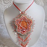 Collier pendentif Corail brod&eacute; avec une &eacute;toile en m&eacute;tal et perles de culture 