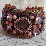 Bracelet Topaz manchette brod&eacute; avec un disque en Acajou nacr&eacute;, de l'Am&eacute;thyste, du Corail Rose Light, des Cristaux de Swarovski et des rocailles