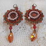 BO Topaz brod&eacute;es avec des cabochons Acajou en Nacre, des perles rondes lisses Topaz &agrave; laquelle s'ajoute des toupies Indian Red, rocailles et pendants mont&eacute;s avec des dormeuses en Laiton