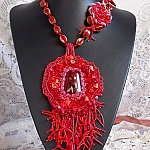 Plastron pendentif Coralie brod&eacute; avec des pierres semi-pr&eacute;cieuses en abondance.