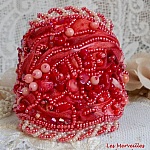 Bracelet Coralie manchette brod&eacute; avec des coraux Rouges, des Rose Light et des rocailles