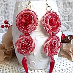 BO Coralie brod&eacute;es avec des pierres de gemme : le Corail en forme de piments et des perles rondes brod&eacute;es avec des rocailles Rouges et Saumon. Le tout est mont&eacute; sur des crochets d'oreilles Gold Filled