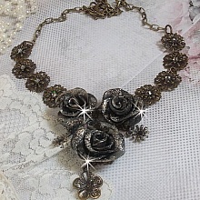 Collier Steampunk Queen cr&eacute;e avec des roses en porcelaine noire et marron, des cabochons en cristal et des accessoires de couleur Bronze