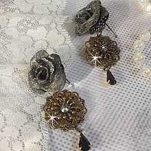BO Steampunk Queen cr&eacute;es avec des roses en porcelaine noires, des cabochons en Cristal de Swarovski, des gouttes en verre et des accessoires en laiton