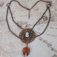 Collier Watson cr&eacute;e avec des estampes, un pendentif en cristal de Swarovski look r&eacute;tro, des accessoires en laiton et un cabochon en r&eacute;sine