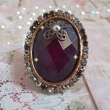 Bague chic burgundy ovale, cabochon verre purple strass&eacute; de cristaux color&eacute;s, estampe, support bague laiton, une &eacute;poque baroque