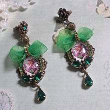 BO C&oelig;ur d&rsquo;Anges avec des cabochons d&rsquo;un petit ange orn&eacute;s d&rsquo;une cha&icirc;ne strass, navettes, poires et cabochons en Cristal. S&rsquo;ajoute des rubans organza sur pendentifs et clous en forme de fleurs.