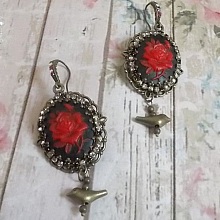 BO Loly Roses cr&eacute;&eacute;es avec des cabochons en r&eacute;sine, une cha&icirc;ne strass en Cristal avec des accessoires de couleur bronze